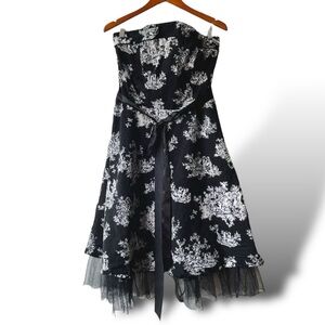 Elegant Black & White Floral Strapless Dress Knee Length Party/Cocktail